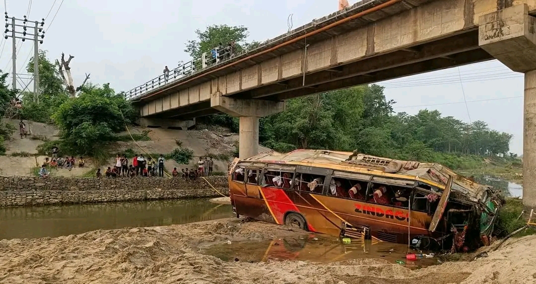 रुपन्देहीको रोहिणी नदीमा बस खस्दा ९ जनाको मृत्यु