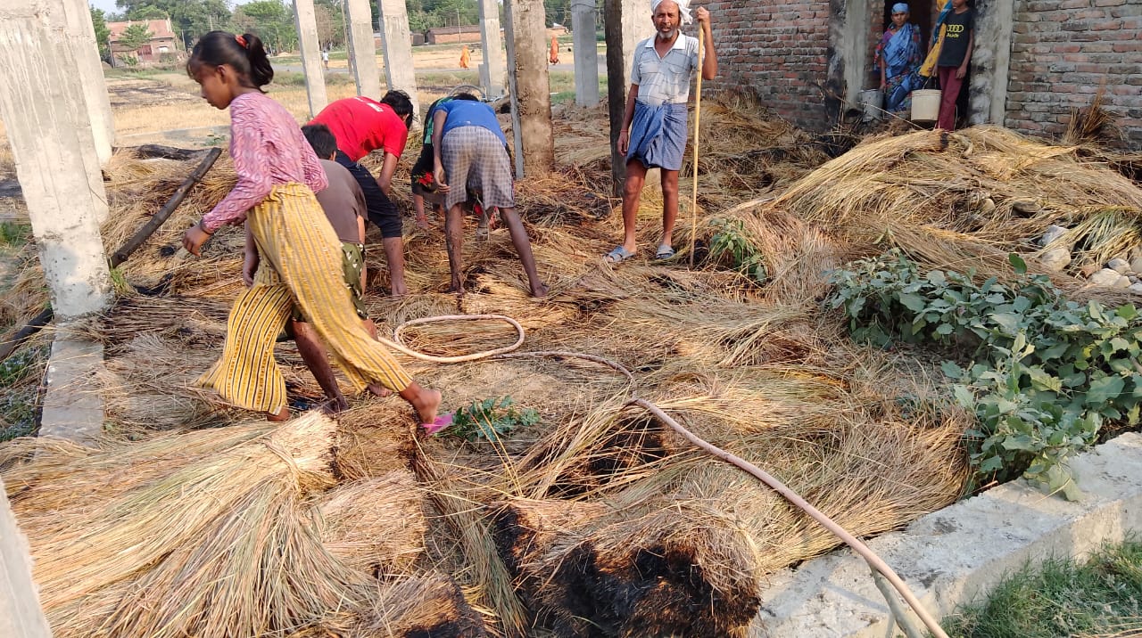 अचानक घर पछाडि राखिएकाे खरमा आगलागी