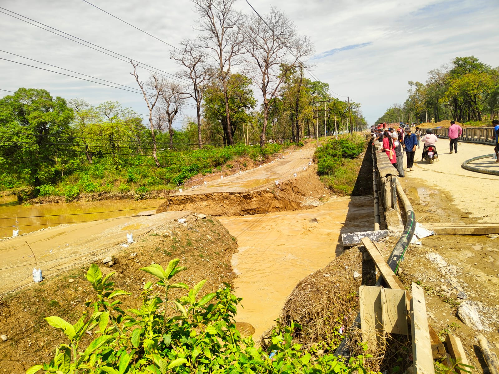 डाइभर्सन बगाउदा पूर्व पश्चिम राजमार्ग स्थित सुनवलकाे बाटो अवरूद्व