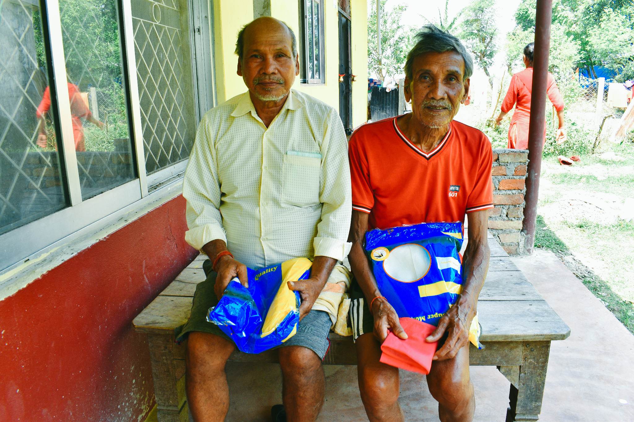 गणतन्त्र दिवसकाे उपलक्ष्य पारि जेष्ठ नागरिकलाई सम्मान स्वरूप झुल वितरण