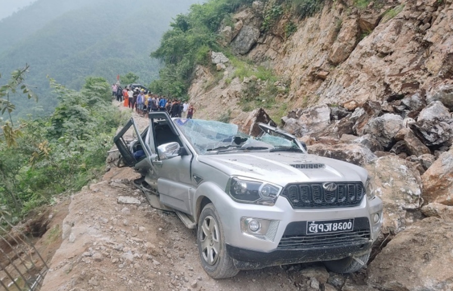 पाल्पामा पहिरोले जीप पुर्दा तीन जनाको मृत्यु
