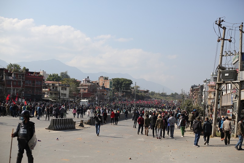 बल्खुमा दुर्गा प्रसाईं समर्थक र युवा सङ्घका कार्यकर्ताबीच ढुङ्गा हानाहान