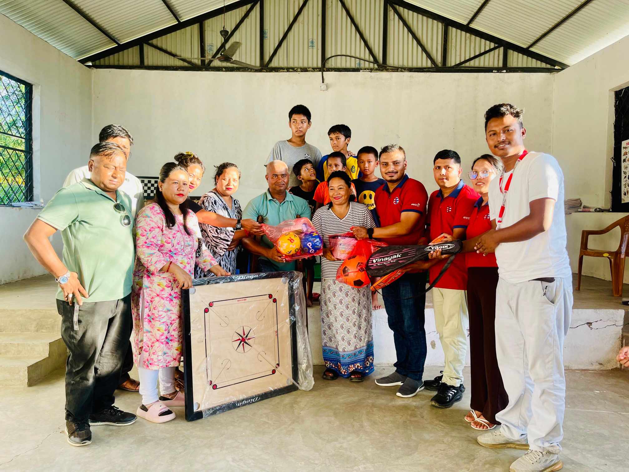 ग्लोबल बैकद्रारा खेलकुद सामाग्री हस्तान्तरण