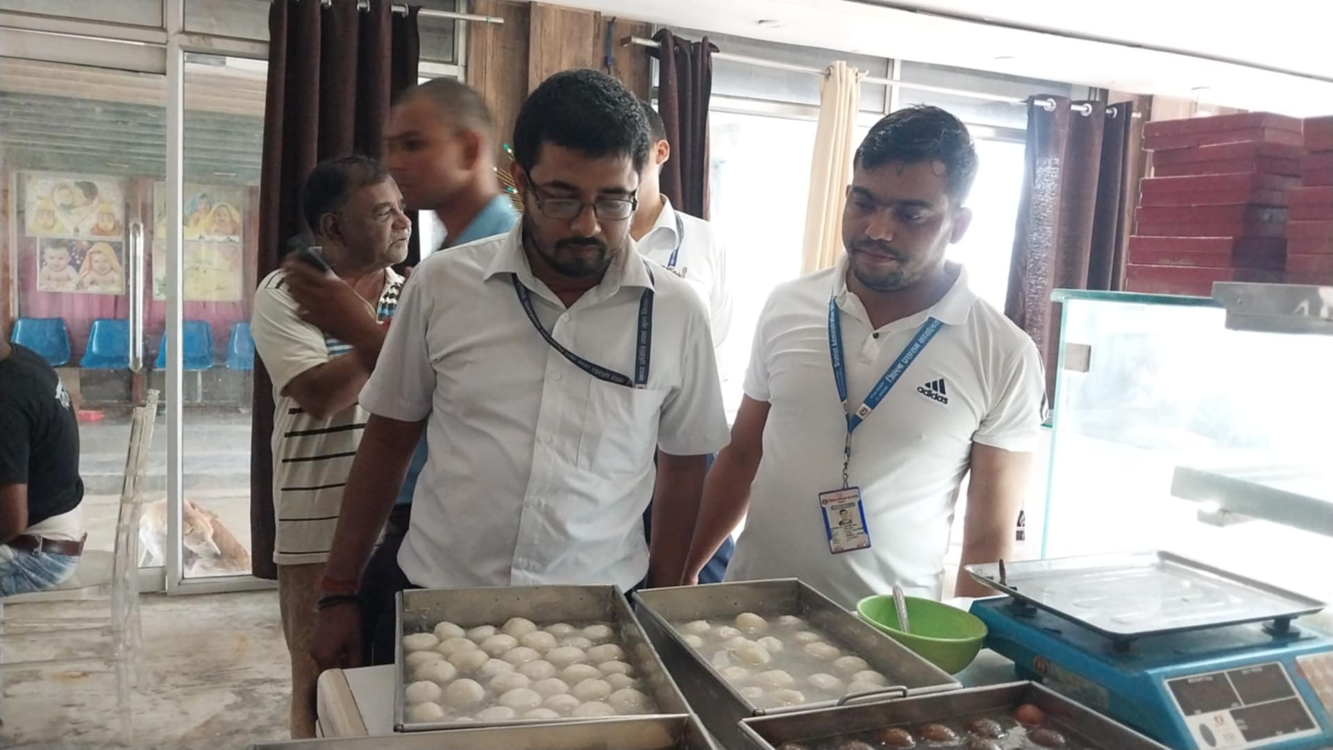 परासीकाे अमृत्तम स्वीट्समा भेटियो किरा र ढुसी लागेको मिठाइ
