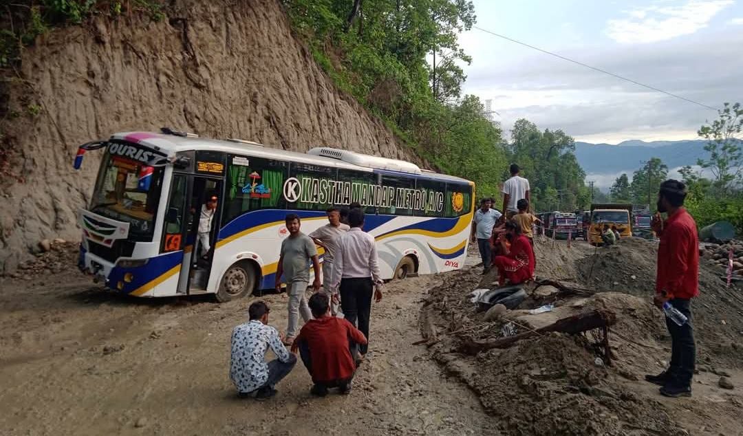 बर्षाले सडक भासियो : बुटवल–नारायणगढ खण्डको यातायात सेवा अवरुद्ध