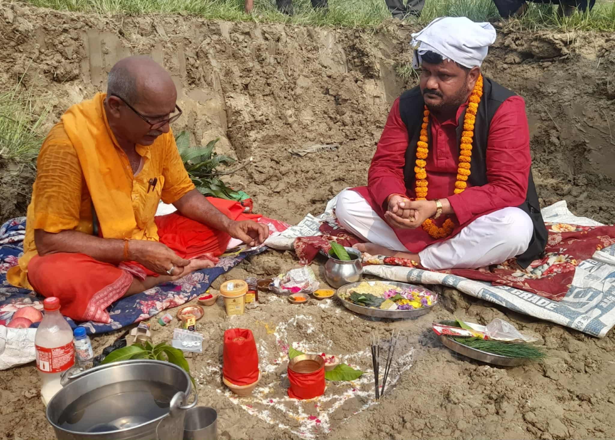 प्रतापपुरकाे पचफेडा गाउँ जाेड्ने पुलकाे शिलान्यास