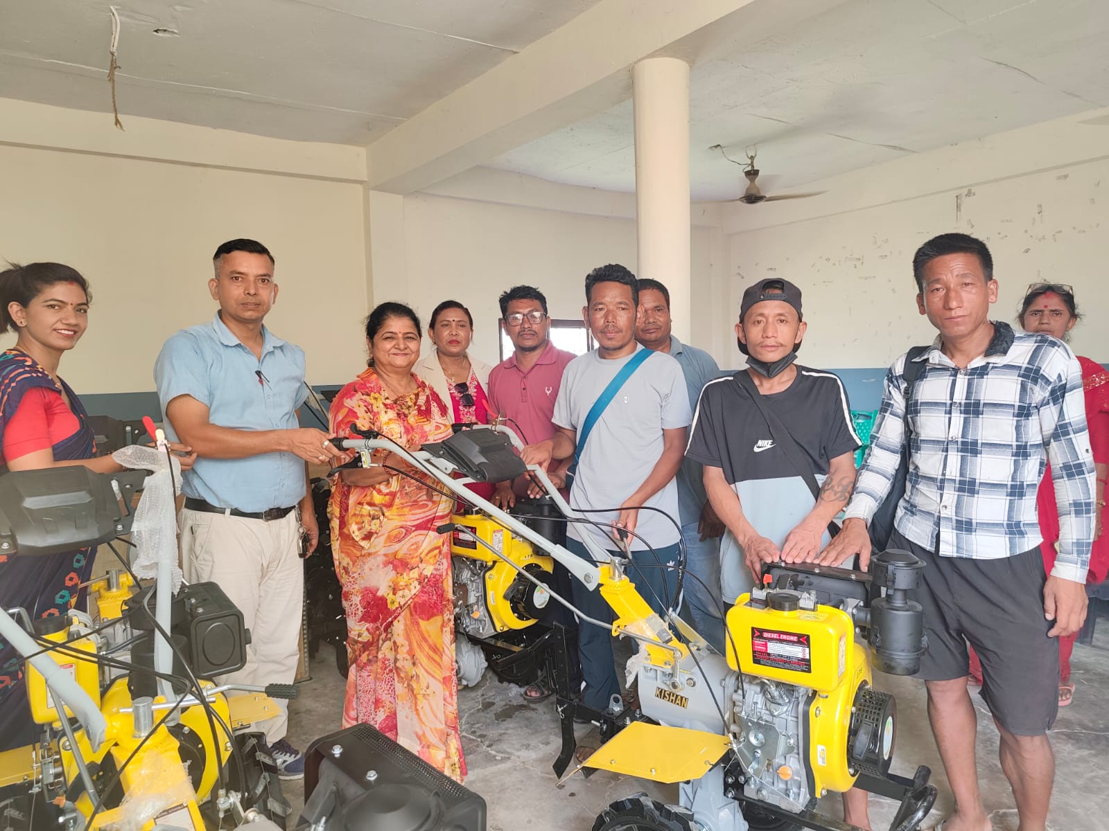 हाते टेक्टर पाएपछि सुनवनस्थित दुर्गम क्षेत्रका स्थानियबासी हर्षित