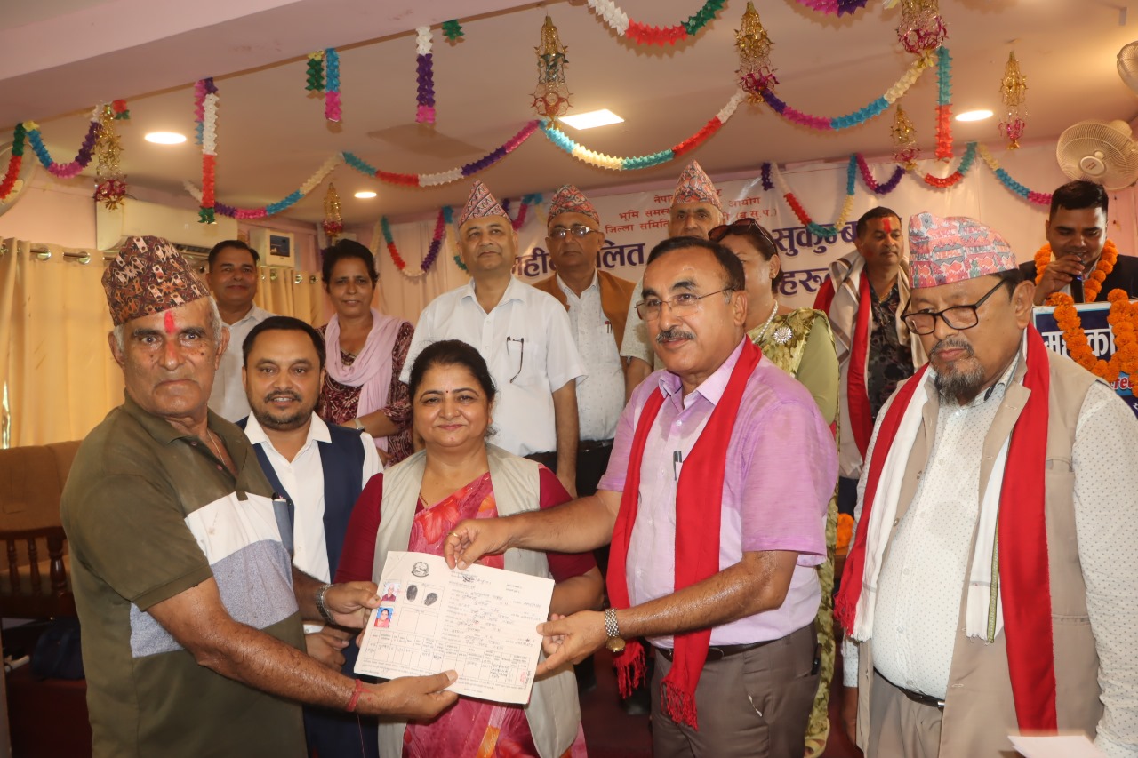 नवलपरासीमा ५५ अव्यवस्थित बसोबासीलाई जग्गा धनि पूजाँ वितरण