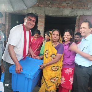 प्रतापपुरका अग्निपीडितको घाउमा मलम लगाउँदै सांसद खनाल : राहत सामग्री वितरण